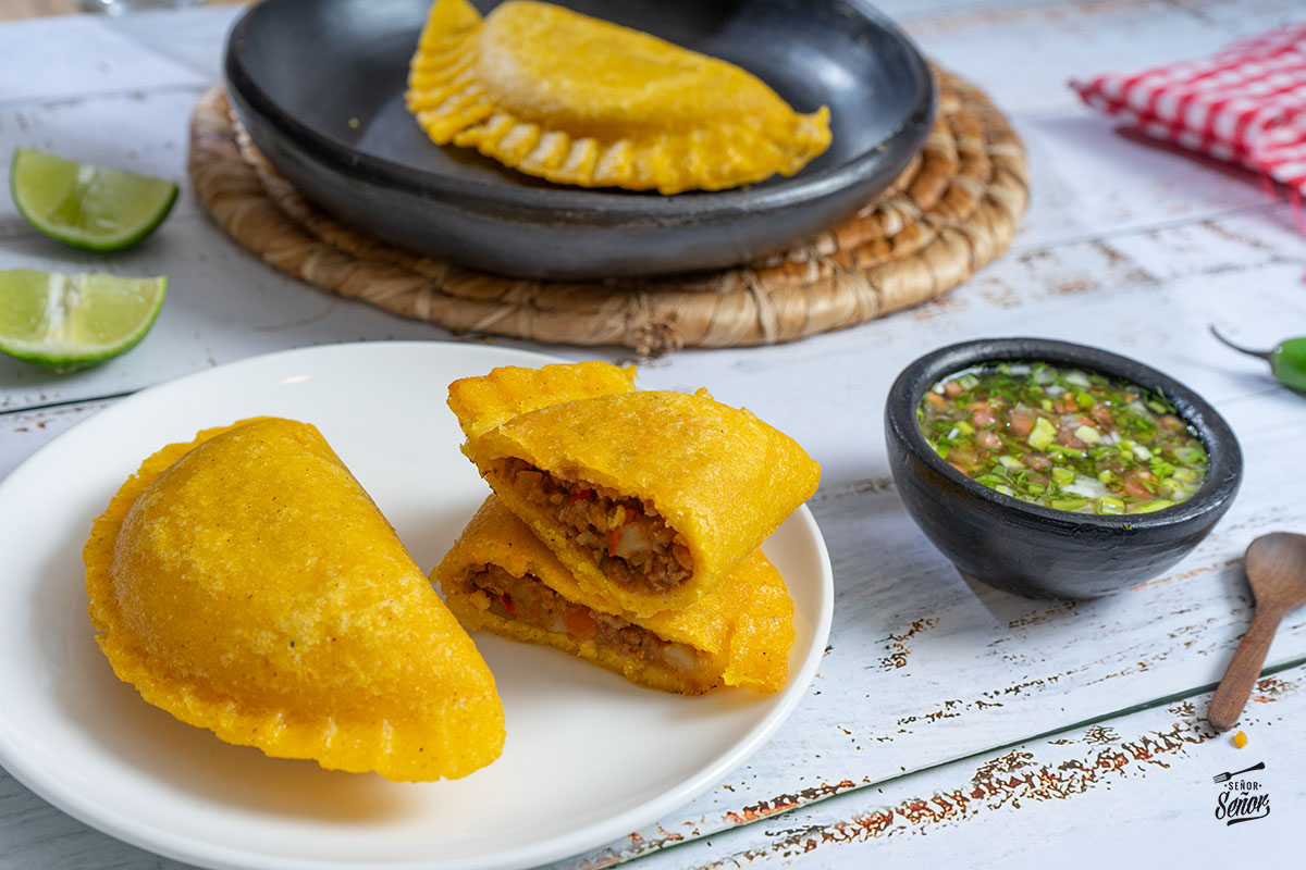 Empanadas colombiane fatte a mano - street food ad Abbiategrasso